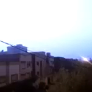 شاهد بالفيديو : عواصف رعدية قوية تضرب مدينة وجدة المغربية 25-8-2013