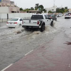 أمطار غزيرة تغرق شوارع قطر 