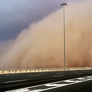 بالفيديو: منظر رهيب لعاصفة جدارية في قطر 