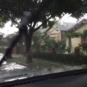 شاهد: لحظات مرعبة لعائلة أسترالية وجدت نفسها في قلب عاصفة بردية هائلة 