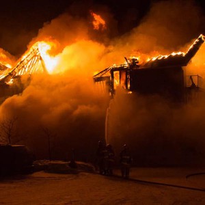 شاب سعودي يتحول إلى "بطل" بعد تدخله لإنقاذ ناقلة نفايات مشتعلة   