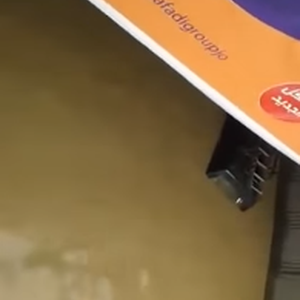 بالفيديو.. غرق سيارة في نفق الرابية 