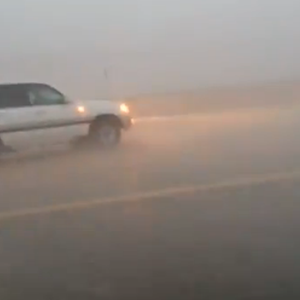 فيديو :أمطار رعدية غزيرة على طريق عرعر سكاكا