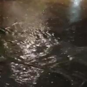 بالفيديو : أمطار غزيرة جنوب جدة و بداية تشكل السيول في الطرقات 