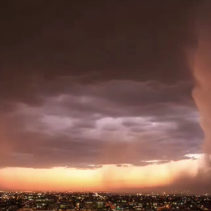 بالفيديو: شلال مطري عنيف ينهمر جزء من مدينة أمريكية ويترك نصفها الآخر 