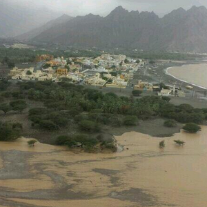 بالفيديو : سيول جارفة في نيابة ليما في عُمان بعد هطول 415 ملم خلال يومين 