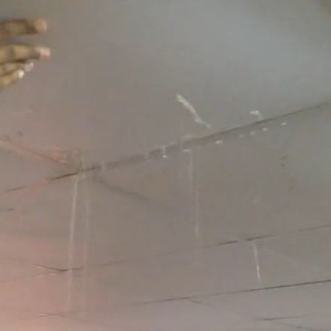 مياه الأمطار تغمر غرفة الكمبيوتر بإحدى مدارس الرياض