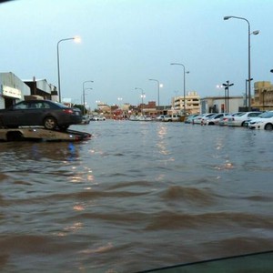 بالفيديو : هذا ليس نهراً .. إنه شارع رئيسي في مدينة الرس بعد الأمطار الغزيرة