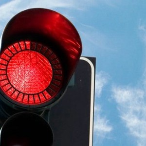 رصد سيارة ساهر أثناء قطعها لإشارة حمراء في الرياض