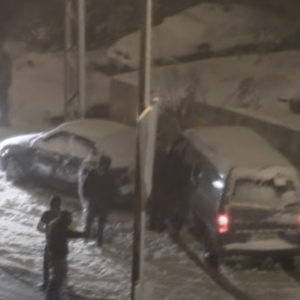 بالفيديو | مشاهد خطيرة لحوادث انزلاقات خطيرة خلال تساقطات ثلجية سابقة على العاصمة عمّان 