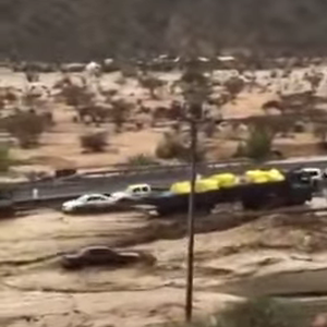 مشهد مهيب للحظة اجتياح السيل وهروب الناس من منطقة السيل الكبير 