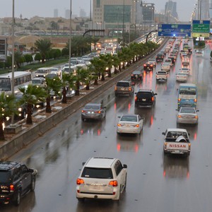 بالصور: الأمطار تهطل بغزارة علىى الرياض وتهدد بتشكل السيول