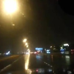 فيديو : شاهد تساقُط الأمطار على العاصمة الرياض فجر الأحد