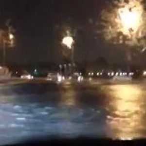 بالفيديو : الأمطار تنهمر بغزارة على الرياض .. و الشوارع تتحول إلى أنهار