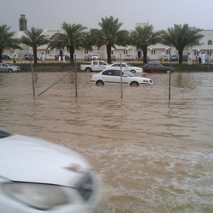 مصاعب القيادة على طريق الرياض – الخرج بسبب غزارة الأمطار