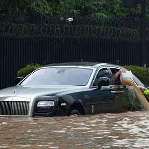 هذه هي كمية المياه التي ستكون كفيلة بجرف سيارتك عند هطول الأمطار