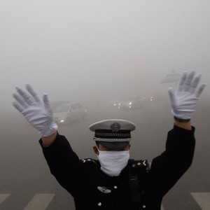 بالصور : سحابة دُخان سامّة توقف مظاهر الحياة الطبيعية في أجزاء من الصين