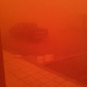 مشاهد من عاصفة رملية فرضت اللون الأحمر القاتم على الصحراء الأردنية نهار الأحد