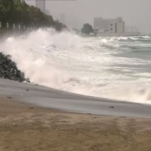 بالفيديو: لحظات دخول أمواج البحر على كورنيش مدينة كلباء