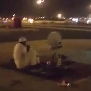  بالفيديو: سعودي يضع شاشته الخاصة في "الشارع" ليشاهد مباراة الدوري الإسباني بهدوء