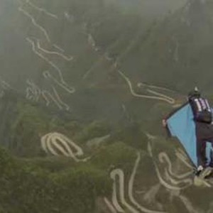 بالفيديو : قفزة مُثيرة لمُغامرَين من علو شاهق ..  