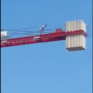 لن تصدق أين يصلي هذا العامل.. بين الأرض والسماء !