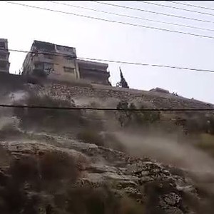 بالفيديو : مياه الأمطار تنحدر على شكل شلال هادر من جبال السلط