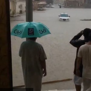 حي السامر في مدينة جدة يغرق بسبب الأمطار