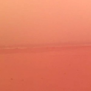 عاصفة رملية تحول سماء الإسكندرية إلى اللون البرتقالي   