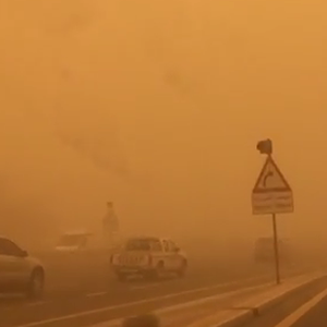 بالفيديو : جولة في طرقات دبي وسط العاصفة الرملية