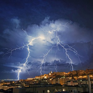 بالصور: عاصفة رعدية تضرب سماء جزيرة سردينيا