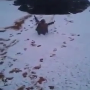 فيديو : التزلج على الثلوج بالطريقة السعودية قبل أيام