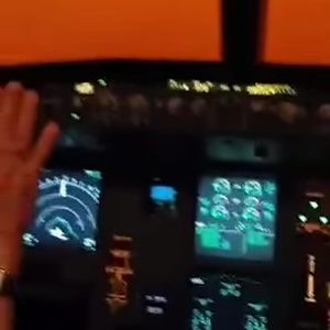 بالفيديو: العاصفة الرملية من كبينة طائرة في الرياض 