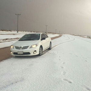 بالفيديو: عاصفة بردية تاريخية  تُلبس طريق حائل-القصيم الثوب الأبيض