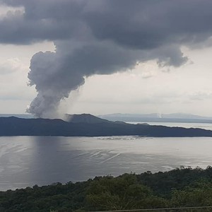 بالفيديو | كاميرا مثبتة توثق لحظة انفجار بركان كامتشاتكا في روسيا