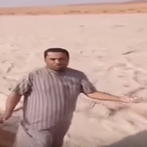 سيل من البرد وسط صحراء السعودية.. شاهد 