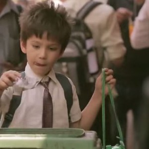 شاهد كيف استطاع هذا الطفل التأثير على الناس بأفعاله البسيطة