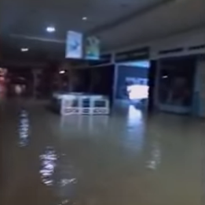 شاهد كيف أغرقت مياه الأمطار سوق النخيل التجاري ببريدة 