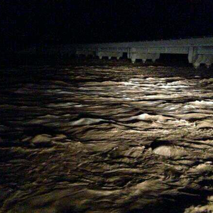 بالصور : سيول جارفة تقطع الطرق بالليث و تُعلق الدراسة في بعض المدارس