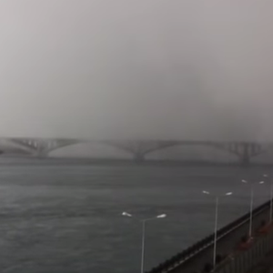 عاصفة ثلجية تبتلع جسراً في سيبيريا