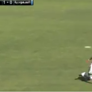 بالفيديو: لاعب سعودي يصبح حديث وسائل الإعلام العالمية بـ"فرصة ضائعة"