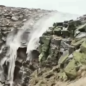 بمشهد نادر .. شاهد ماذا فعلت الرياح القوية بمياه الشلال 