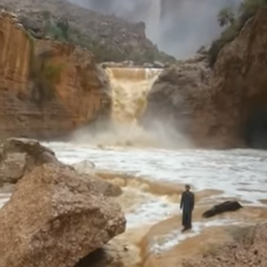 مشهد تاريخي للشلالات التي خلفتها الأمطار في حقل بمنطقة تبوك 