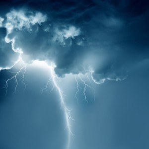  صاعقة رعدية تفاجئ مواطناً خلال تصويره الأمطار في ينبع 