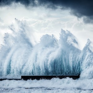 موجة عالية تتغلب على بحارين وتغرقهما