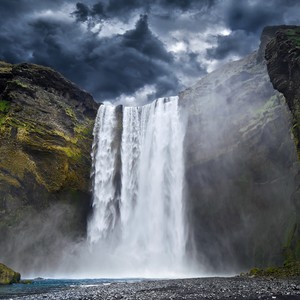 في مشهدٍ نادر: قوة الرياح توقف شلالاً وتمنعه من السقوط 