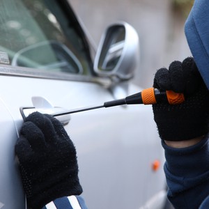 سعودي يوثّق مُحاولة "مراهق" سرقة سيارة بالرياض 