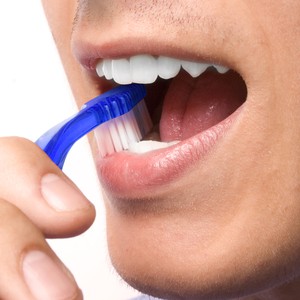 تجربة علمية: أيهما أقوى في تنظيف الأسنان.. المعجون أم السواك؟