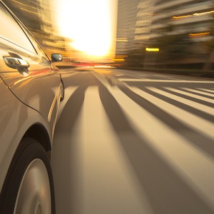 شاب سعودي يحطم سيارته لينجو من الموت بعد أن علق معه مثبت السرعة .. شاهد ماذا فعل 