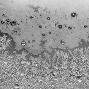 شاهد كيف حوّلت برودة الطقس الماء إلى جليد في شمال المملكة 